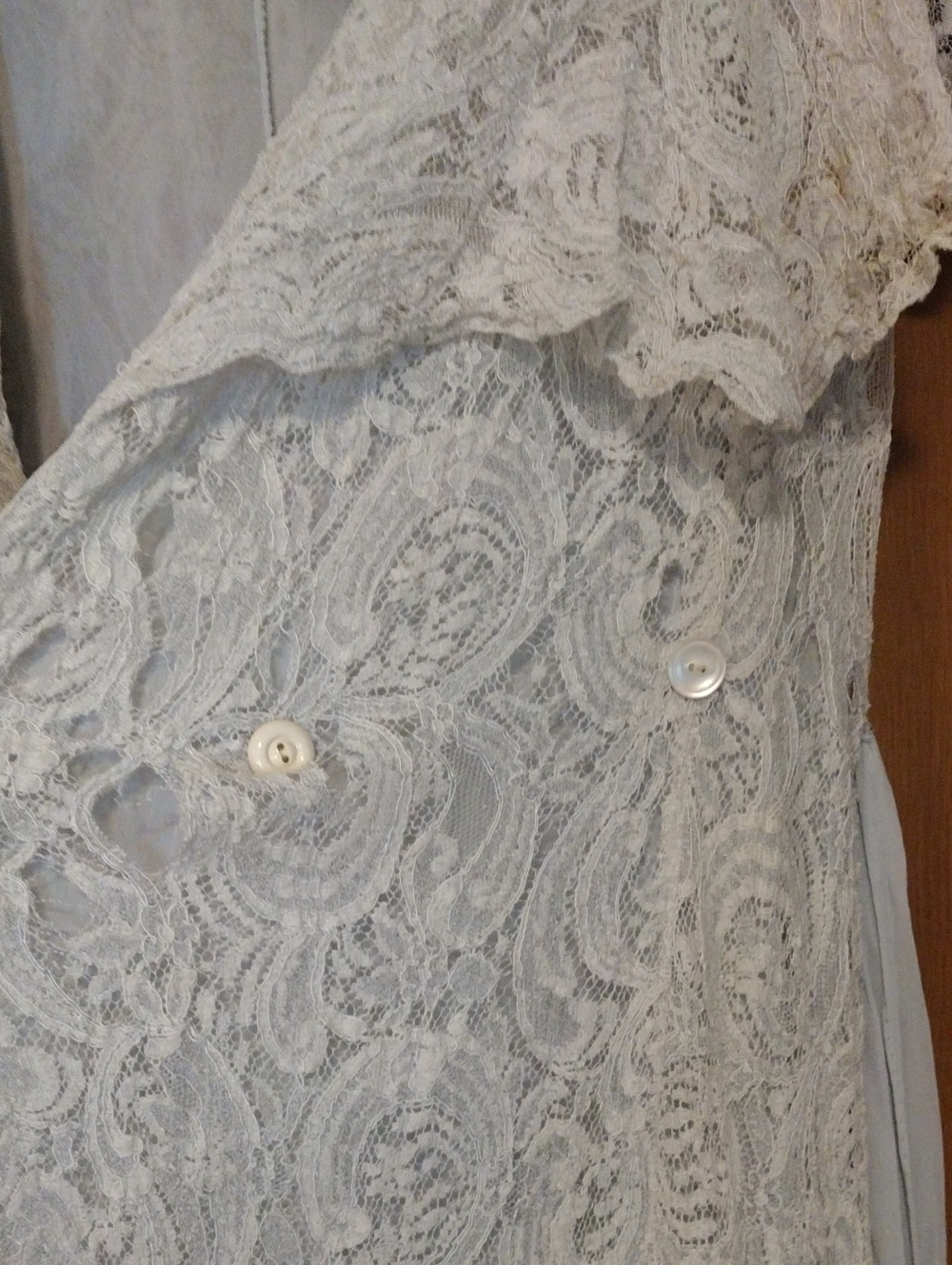 1930s Lace Dressing Gown - Picture 9 of 13